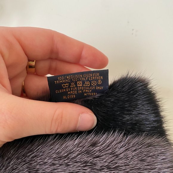 Louis Vuitton Monogram Reverso Fur Scarf - Picture 9 of 9